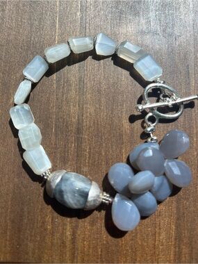 Luxurious moonstone and labradorite bracelet